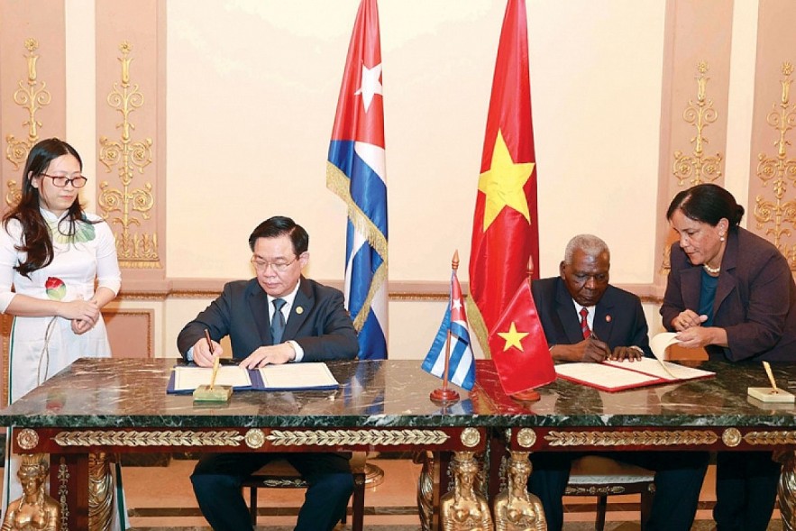 Chairman of the National Assembly of Vietnam Vuong Dinh Hue and  President of the NA of the People’s Power of Cuba Esteban Lazo Hernandez sign a cooperation agreement, officially establishing an inter-parliamentary cooperation mechanism between the two legislatures.
