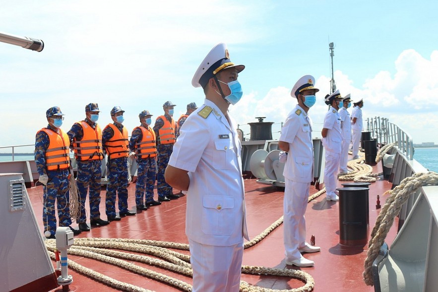 Vietnamese Naval Ship Performs Defence Diplomacy Tasks in Singapore, Philippines