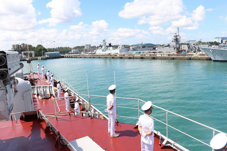 Vietnamese Naval Ship Performs Defence Diplomacy Tasks in Singapore, Philippines