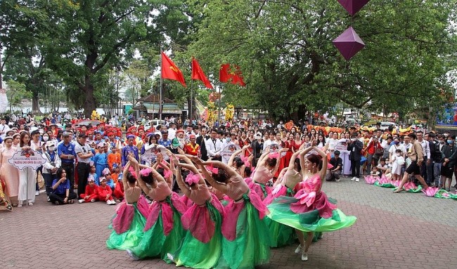 Foreign Tourists Enjoy The Street Festival In Hue