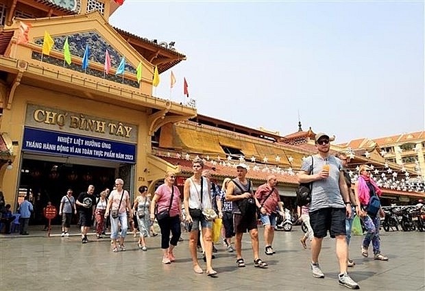 Foreign visitors to Binh Tay Market in HCM City (Photo: VNA)