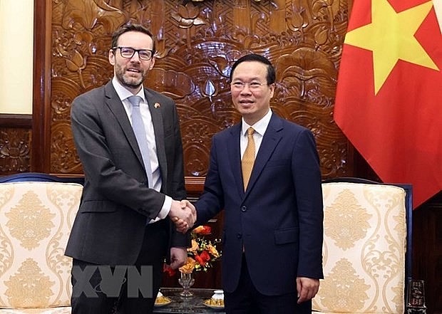 President Vo Van Thuong (R) receives Ambassador of the United Kingdom of Great Britain and Northern Ireland to Vietnam Iain Frew on April 28. (Photo: VNA)