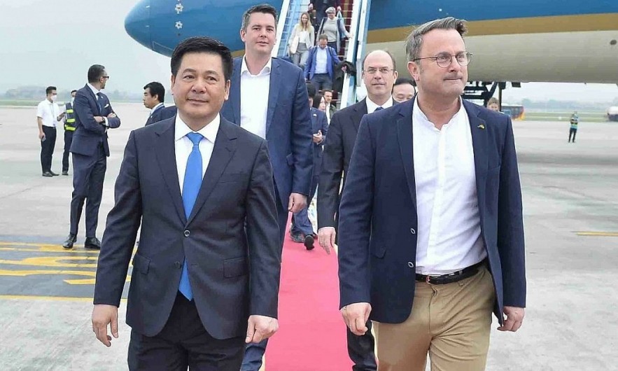 Minister of Trade and Industry Nguyen Hong DIen welcomes Luxembourg Prime Minister Xavier Bettel at Noi Bai Airport on May 3. (Photo: VNA)