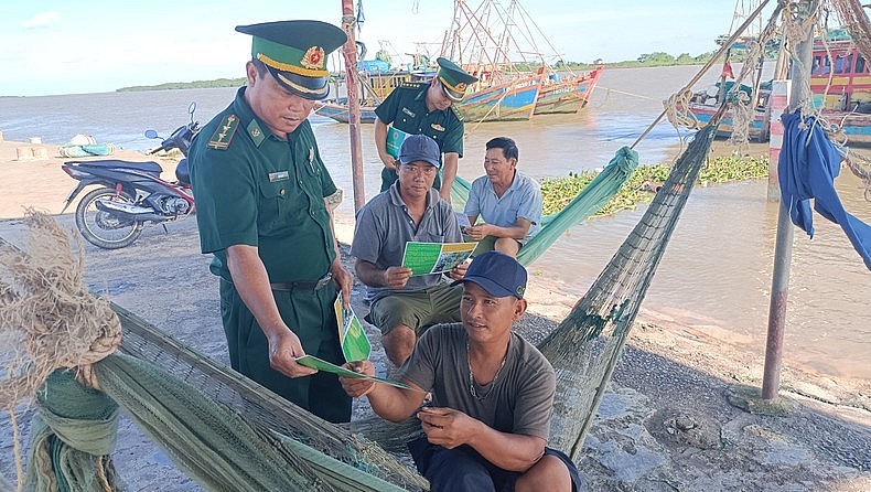 Thai Binh Border Guard Supports Fishermen at Sea