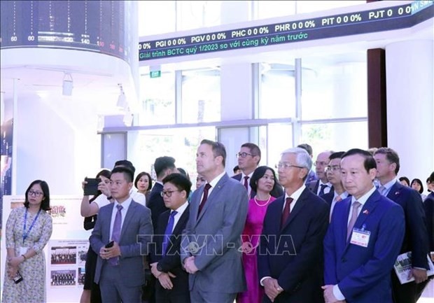 Prime Minister of Luxembourg Xavier Bettel visits the Ho Chi Minh Stock Exchange. Photo: VNA