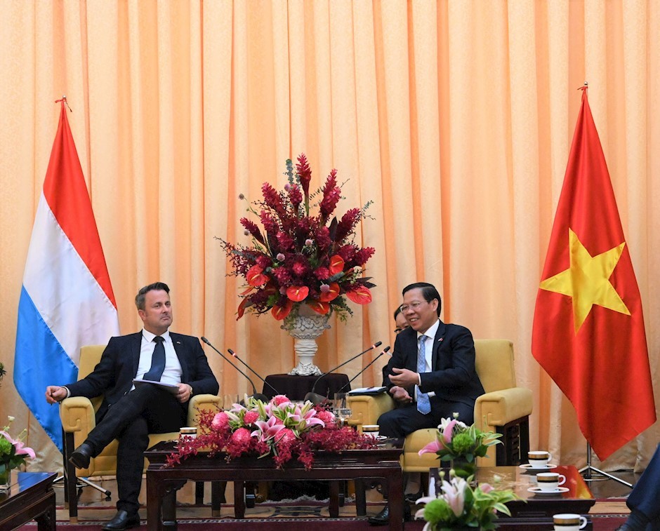 Chairman of the HCM City People’s Committee Phan Van Mai welcomes Prime Minister of Luxembourg Xavier Bettel. 