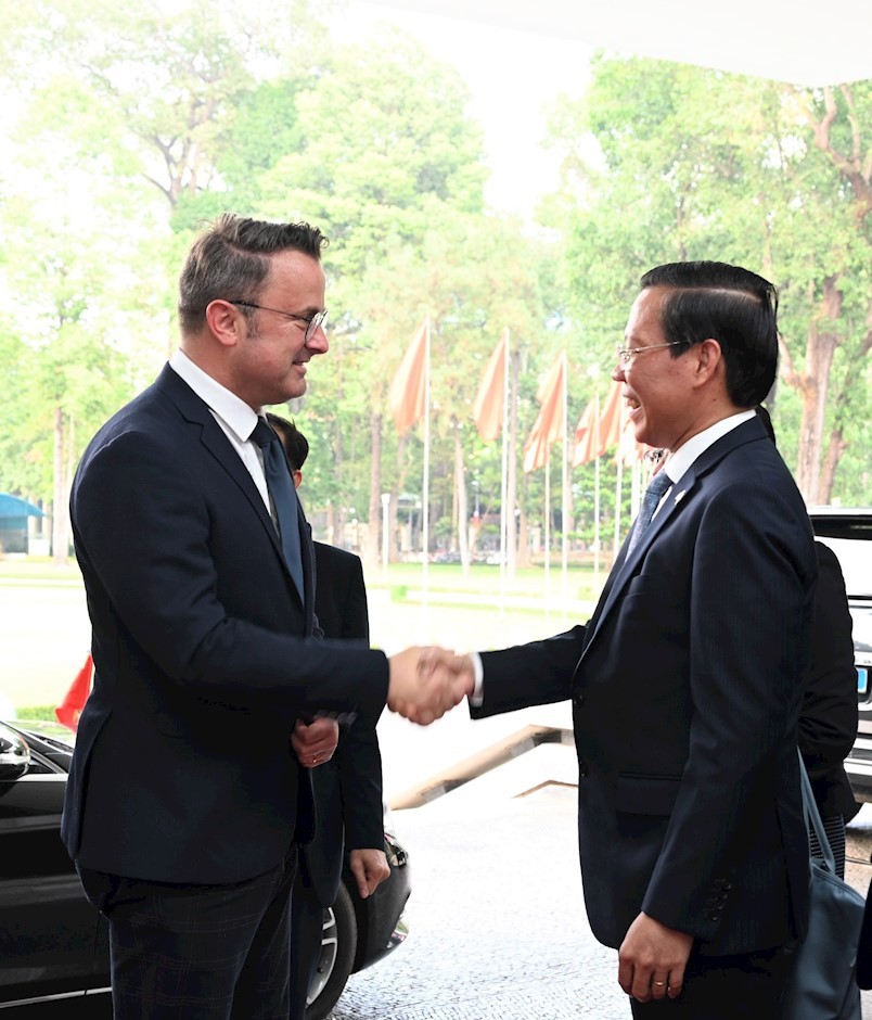 Chairman of the HCM City People’s Committee Phan Van Mai welcomes Prime Minister of Luxembourg Xavier Bettel. 