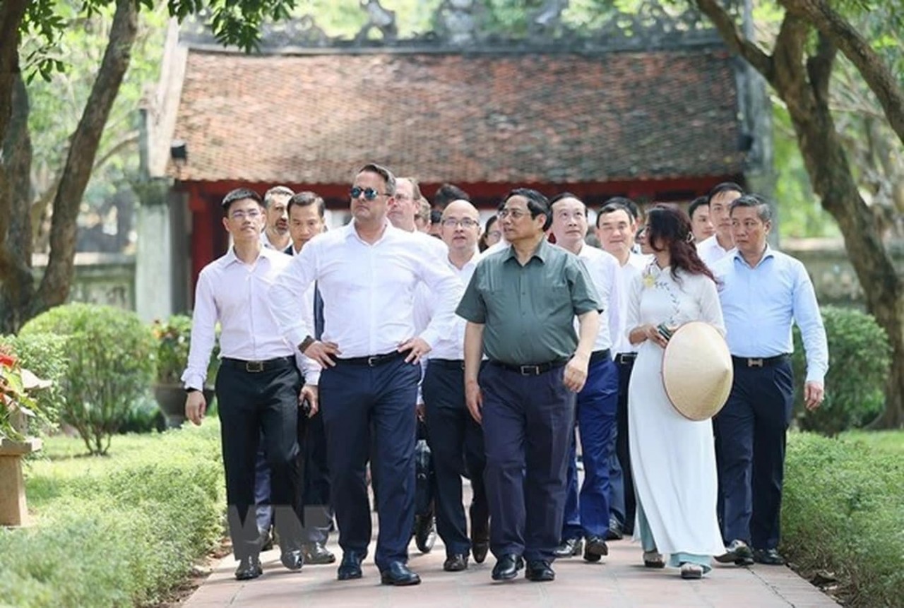 Delegates visits the Temple of Literature in Hanoi. Photo: VNA