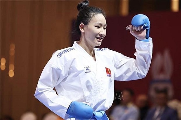 Hoang Thi My Tam secures a gold medal for Vietnam at the tournament by beating her Indonesian rival 4-3 in the women's kumite 55kg event (Photo: VNA)