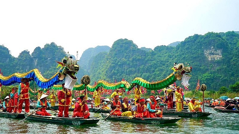Dragon dance on the river at Trang An Festival 2023 (Photo: Le Hong)