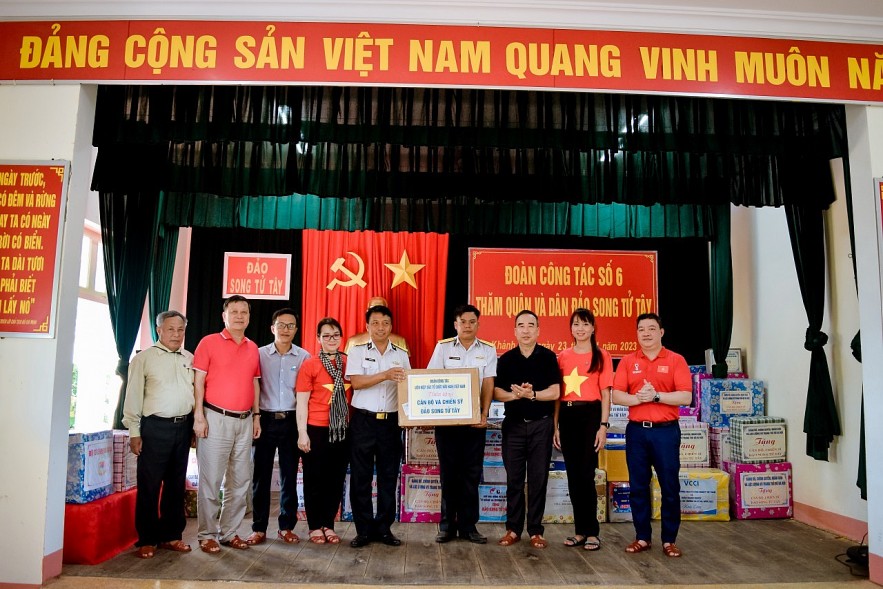 VUFO Delegation Visits Soldiers, Residents in Truong Sa Island District