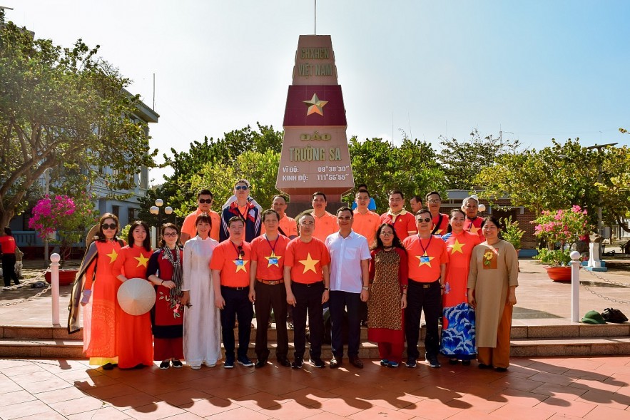 VUFO Delegation Visits Soldiers, Residents in Truong Sa Island District