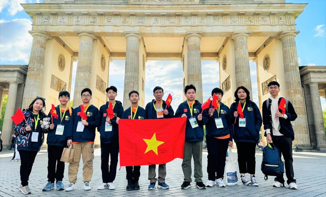 Students of Hanoi pose for a group photo in Berlin, Germany. Photo: VNA