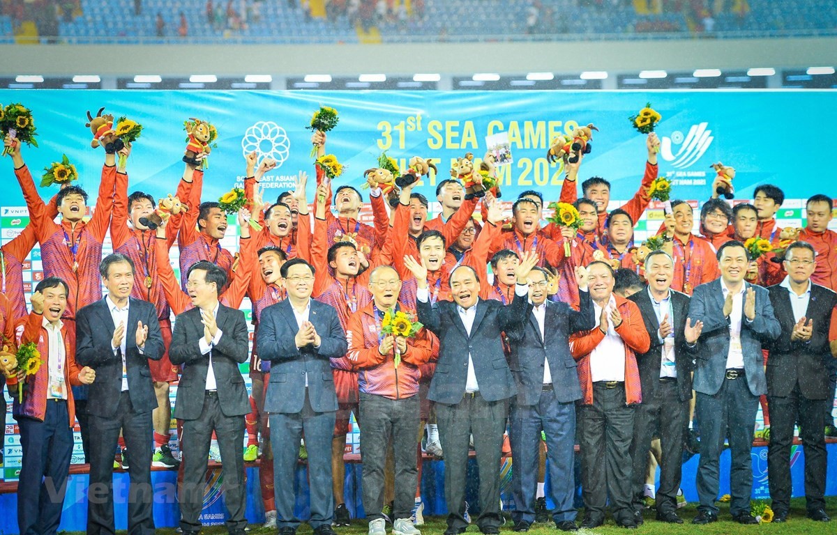 Coach Park Hang-seo helps Vietnam win the gold medal in the men's footbal at SEA Games 31. Photo: VietnamPlus