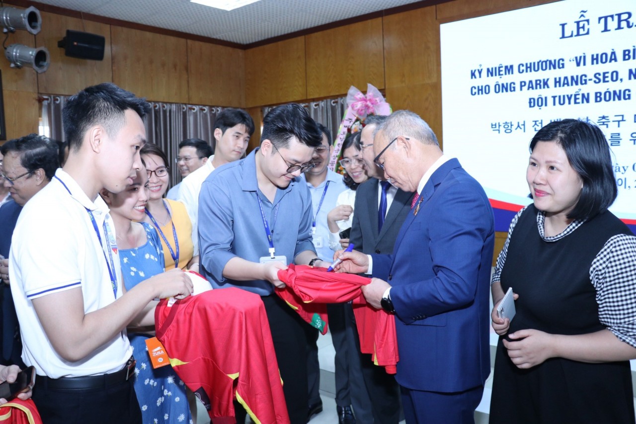 Park Hang-seo signs autographs for fans at the ceremony. Photo: Thu Ha