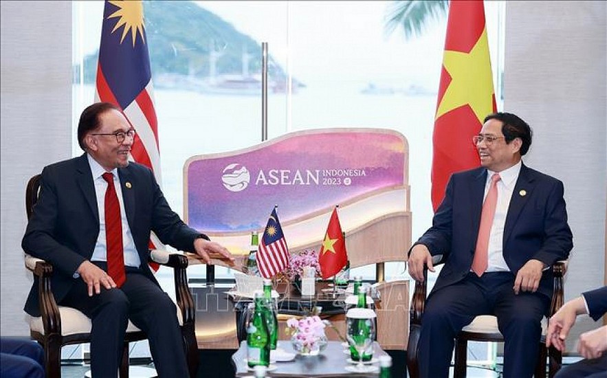 Vietnamese Prime Minister Pham Minh Chinh (R) and malaysian Prime Minister Anwar Ibrahim during their meeting on the sidelines of the 42nd ASEAN Summit in Indonesia. (Photo: VNA)