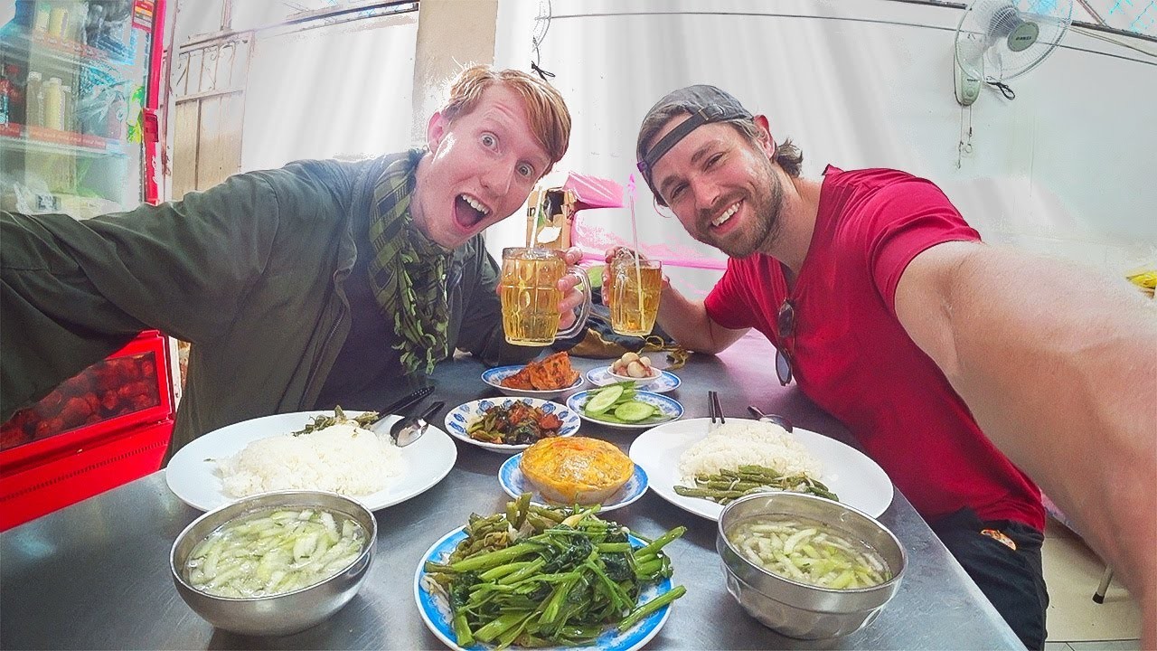 American Youtuber Brings Vietnamese’s Famous Dish To The World