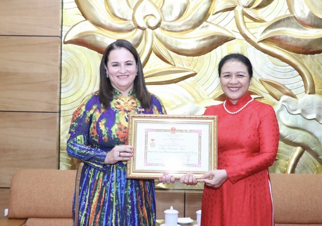 Outgoing Head of Office for UN Women Vietnam Awarded VUFO's Highest Insignia