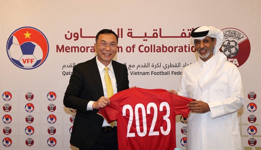 VFF President Tran Quoc Tuan (L) and QFA President Sheikh Hamad bin Khalifa bin Ahmed Al-Thani (R) in Qatar on May 10 (Photo courtesy of VFF)