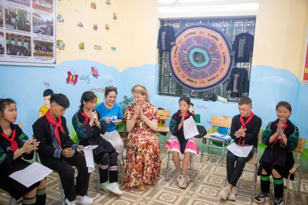On the last day of her visit to Vietnam in her capacity as Honorary President of UNICEF Belgique, Queen Mathilde met a group of adolescents in Hau Thao Lower Secondary School, Lao Cai province to talk about their mental well-being concerns.