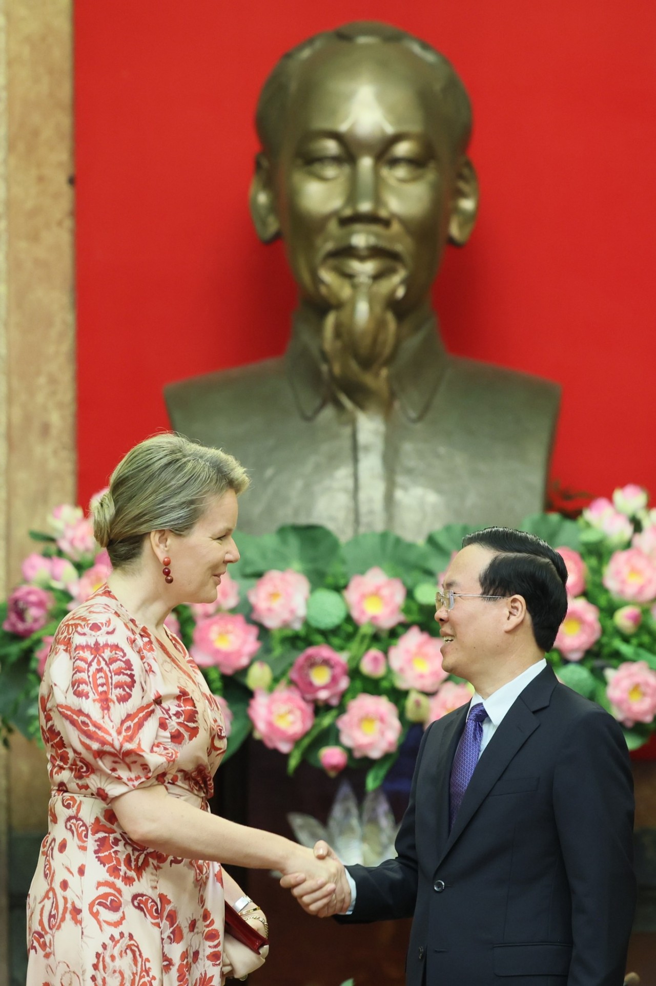 President Vo Van Thuong (R) and Queen Mathilde of Belgium, who is on a visit to Vietnam in her capacity as Honorary President of UNICEF Belgium. 