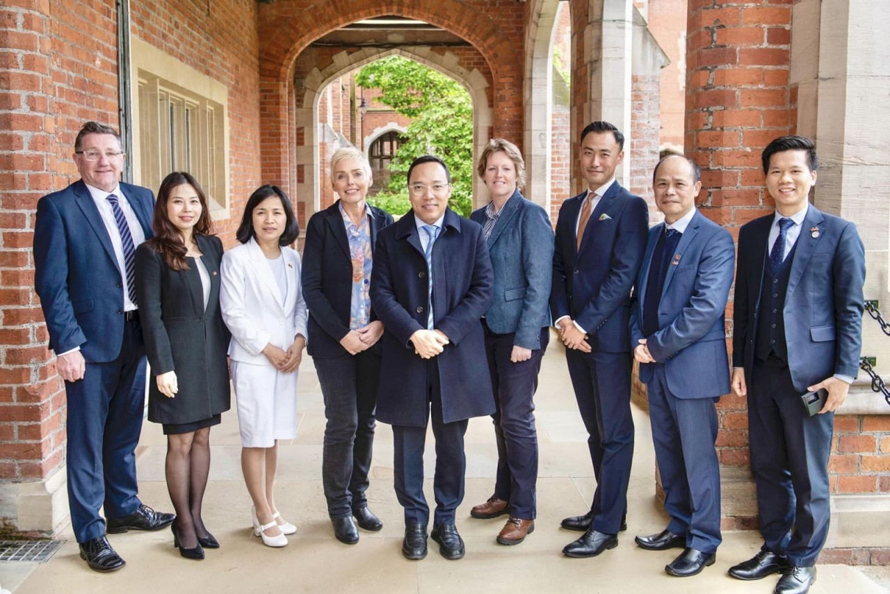 Ambassador Nguyen Hoang Long with Queen's University Belfast Vice-Chancellor Helen McCarthy (4th from left) and professors and lecturers at Queen's Belfast. Photo: VNA