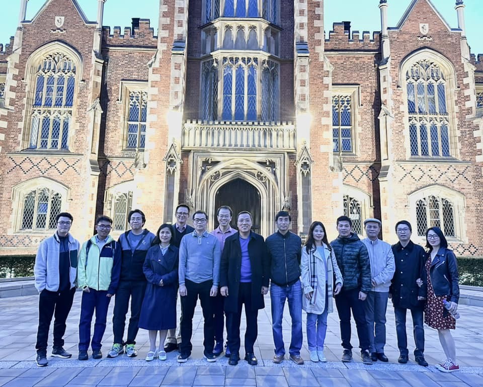 Delegation of the Vietnamese Embassy in the UK took commemorative photos with Vietnamese professors, lecturers and doctoral students at Queen's University Belfast. Photo: VNA