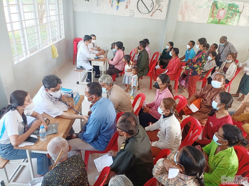A delegation of doctors from Can Tho city examines people in Siem Reap province. Photo: CTV