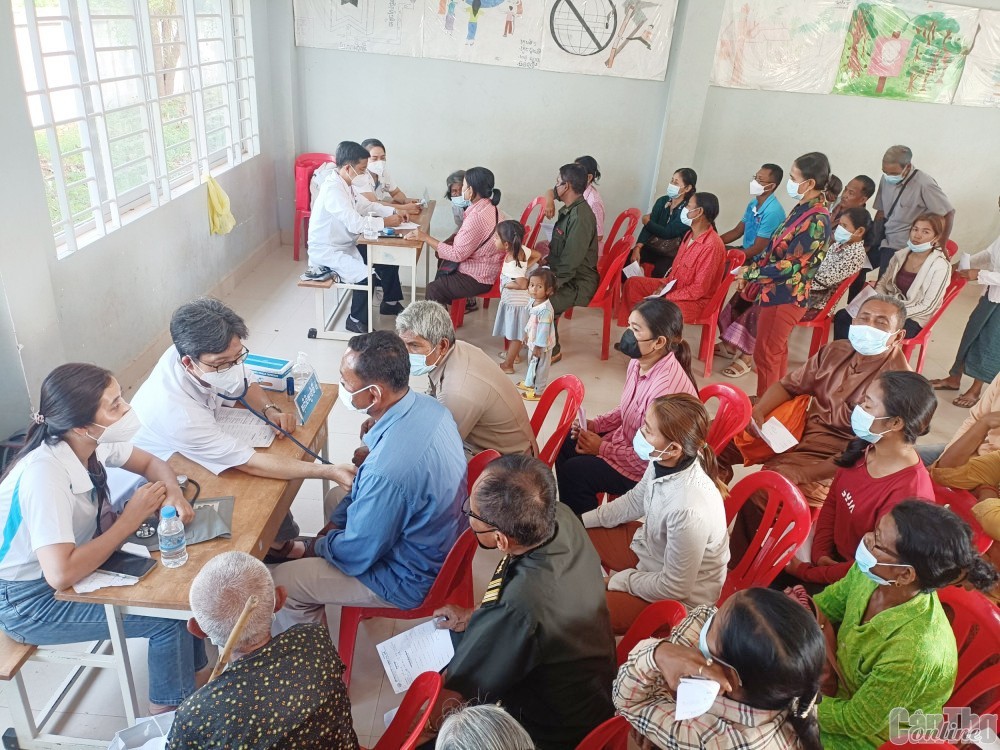 over 2000 cambodian people receive free medical examination