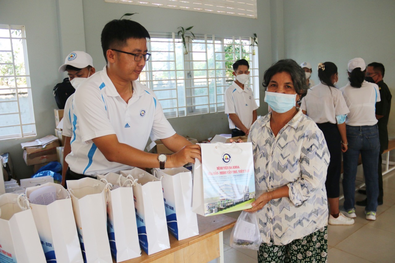 Locals receives free medicines and gifts. Photo: Can Tho Online