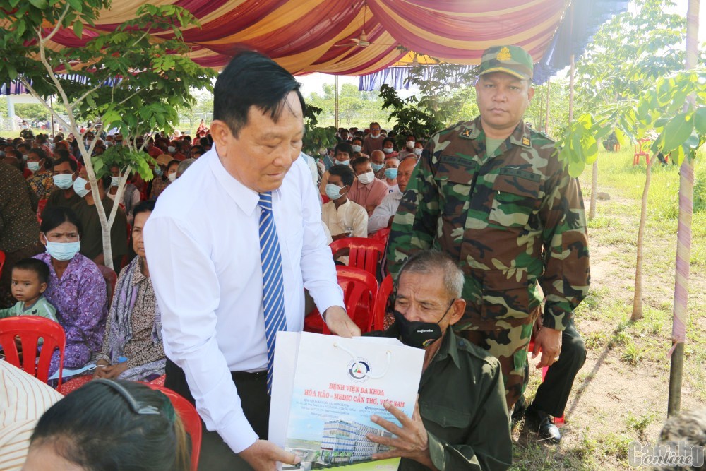 Major General Vu Cao Quan, member of the Directors Board of Hoa Hao-Medic Can Tho General Hospital, hands over gift packages to locals. Photo: Can Tho Online