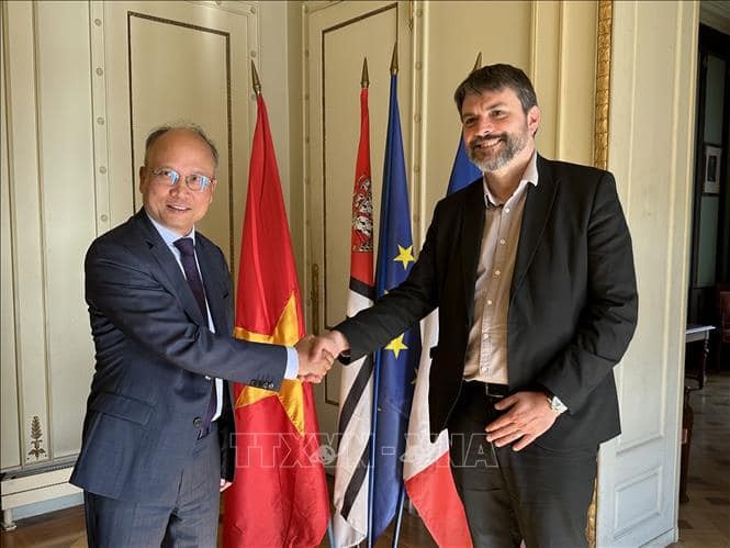 Deputy Mayor of Nantes city Aymeric Seassau and Ambassador Dinh Toan Thang. Photo: VNA