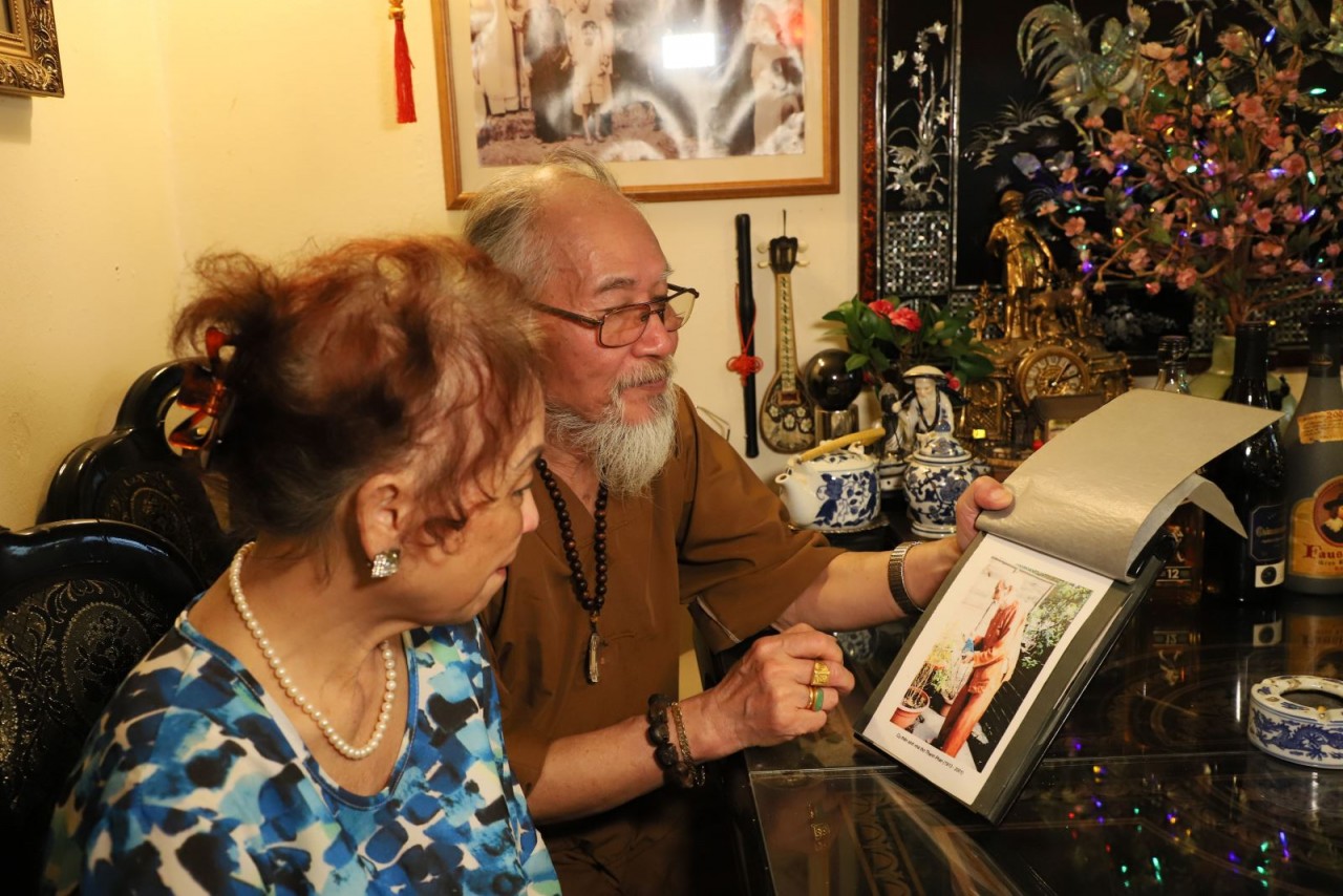 Poet Thanh Phan and his wife with a photo of his father, Phan Nam Anh (later renamed Phan Hoa Sinh). Photo: VNA