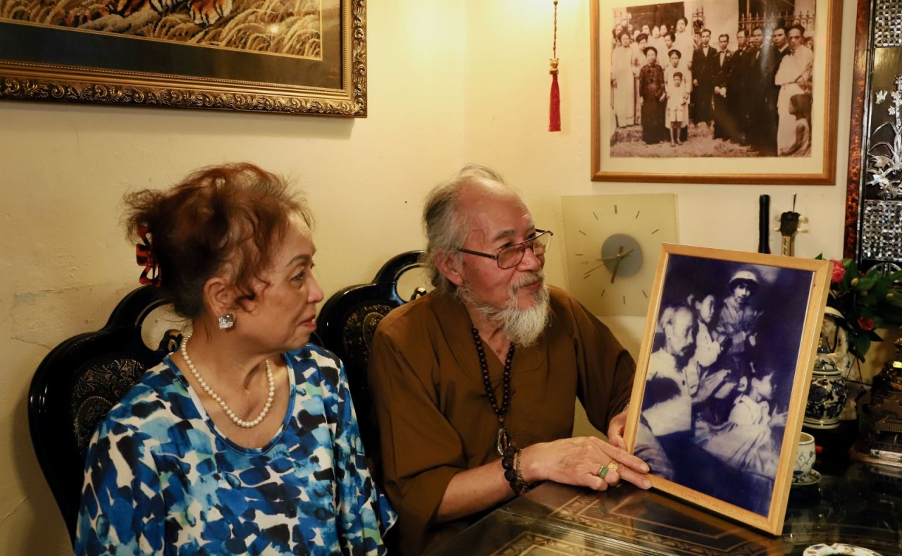 overseas vietnamese family in uk keeps precious memories of uncle ho