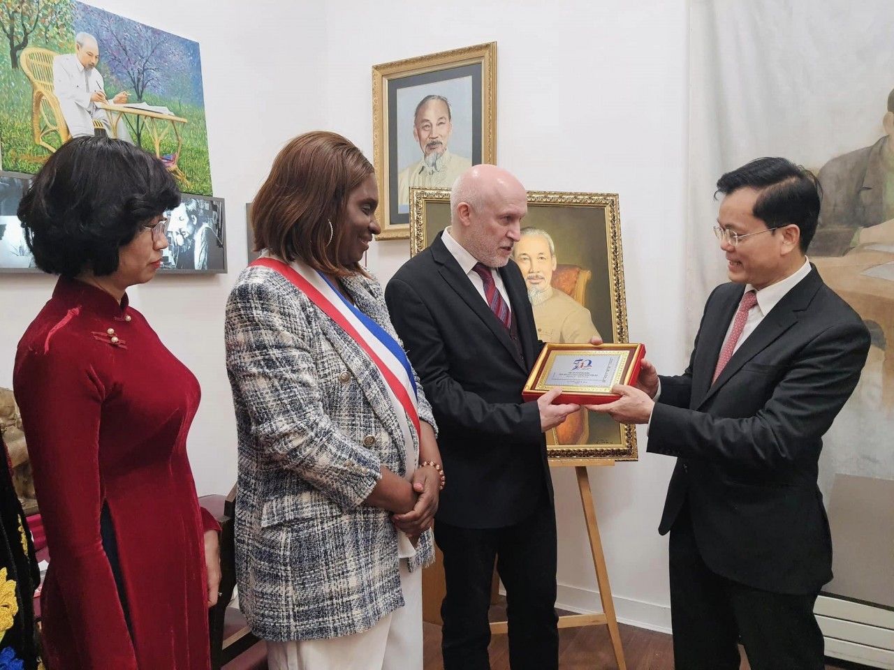 Deputy Foreign Minister Ha Kim Ngoc and the Embassy delegation visit the museum space about Karl Max Exhibition and the progressive human values of the French revolution 1789.