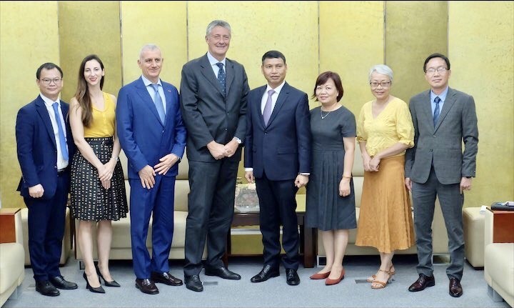 Da Nang People's Committee Vice Chairman Ho Ky Minh (fourth, right), Italian Consul General in Ho Chi Minh City Enrico Padula (fourth, left) and members of the delegation posing for a group photo. Photo: Kim Phuong/danang.gov.vn