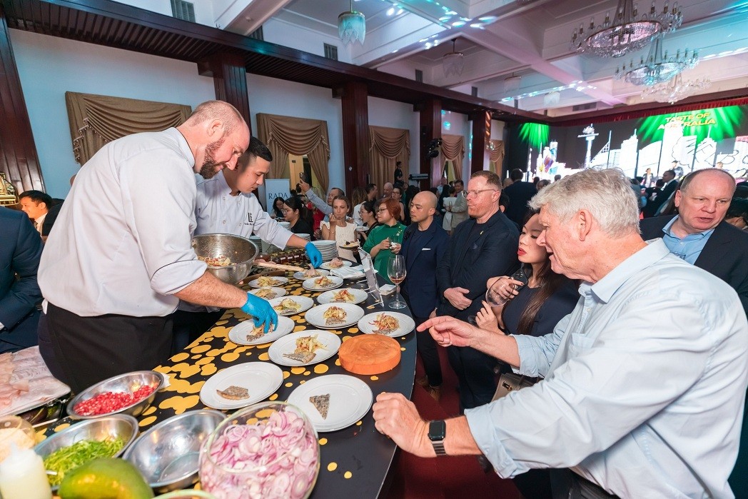 Guests enjoyed a wide selection of premium Australian food and beverages, with Taste of Australia Ambassador, Chef Luke Nguyen, and some of the city’s best chefs showcasing Australia’s high-quality, sustainable and safe produce to attendees. Source: Australian embassy in Vietnam