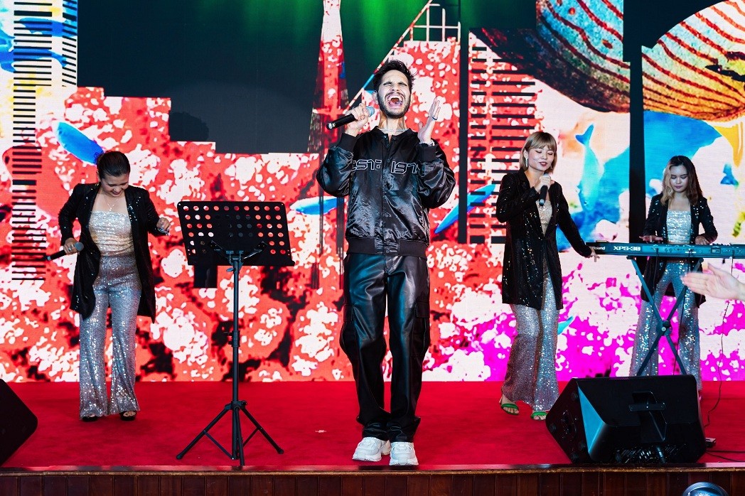 Musician Isaiah Firebrace performs at the Taste of Australia Gala. Source: Australian embassy in Vietnam