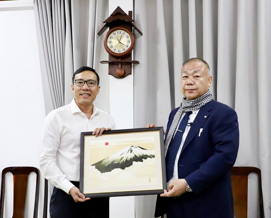 Yasunaga Kojiro, attorney general of the Vietnam-Japan friendship association (right) presents gift to leaders of the Department of Planning and Investment of Can Tho City.