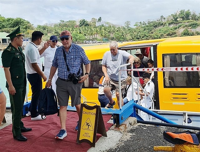 Foreign tourists on an international cruise docking at the coastal city of Nha Trang, Khánh Hoà Province, come on the mainland for sightseeing in March 2023. Photo: VNA
