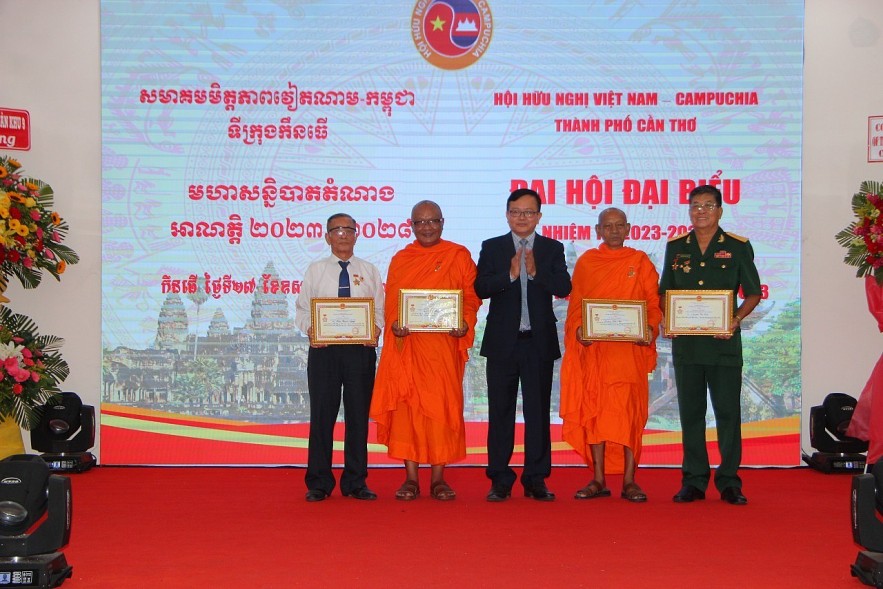 Nguyen Trung Nhan, Chairman of the Vietnam Fatherland Front Committee in Can Tho City, presented the Medal of the Vietnam Union of Friendship Organizations to individuals of the Vietnam - Cambodia Friendship Association in Can Tho City.