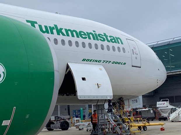 A Turkmenistan Airlines cargo plane at London Stansted Airport is about to fly back to Vietnam, transiting Turkmenistan. Photo: VNA