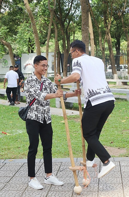 International Students Excited in Vietnamese Folk Games