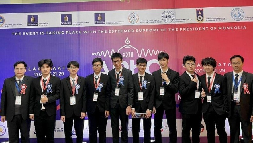Eight Vietnamese students participating in the APhO 2023 in Mongolia have all won awards. (Photo: MOET)