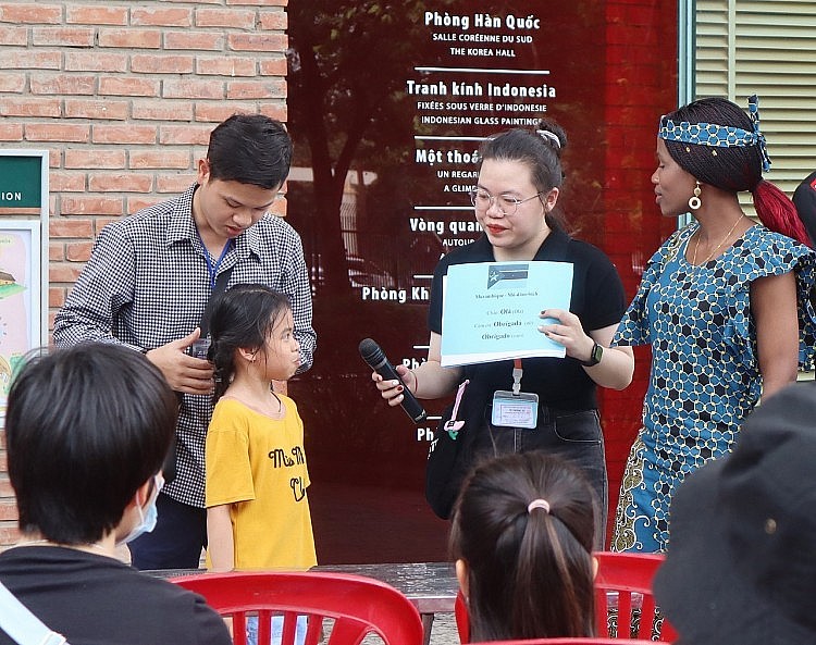 International Students Excited in Vietnamese Folk Games
