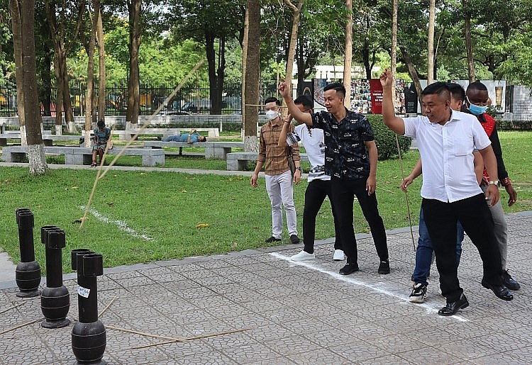 International Students Excited in Vietnamese Folk Games