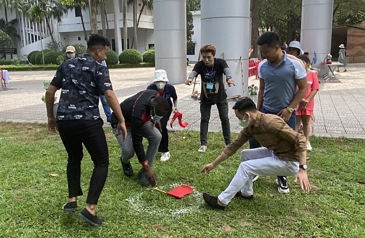 International Students Excited in Vietnamese Folk Games