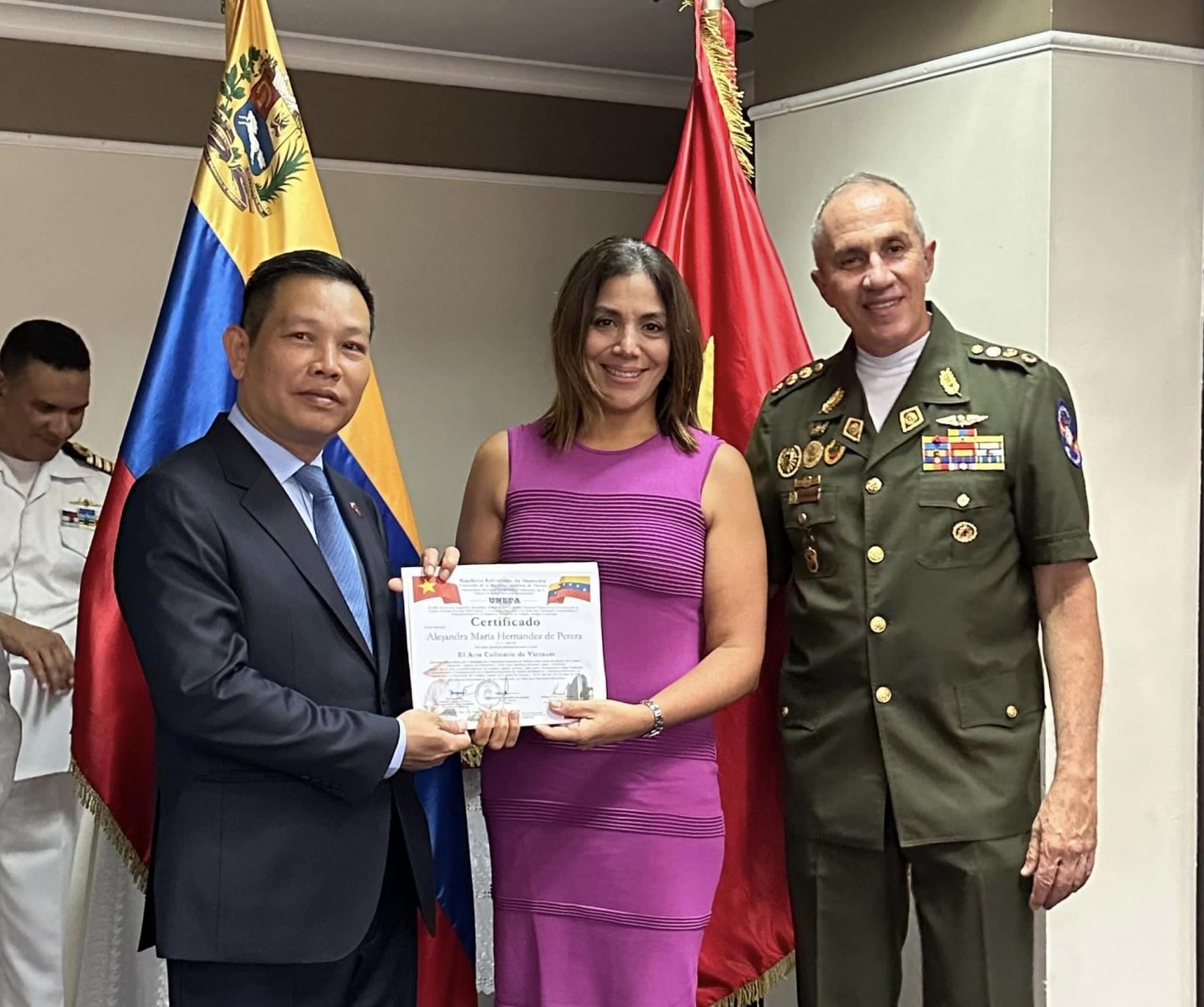 The Vietnamese ambassador presents the certificate to leaners.