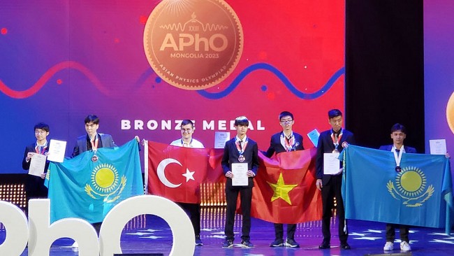 Vietnamese Students Make Remarkable Achievements in Asia-Pacific Physics Olympiad 2023