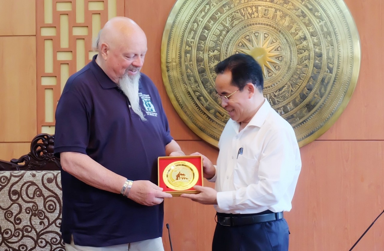 Vice Chairman of the Provincial People's Committee Tran Anh Tuan presented a souvenir to Grant Townsend Coates.  Photo: Quang Nam newspaper